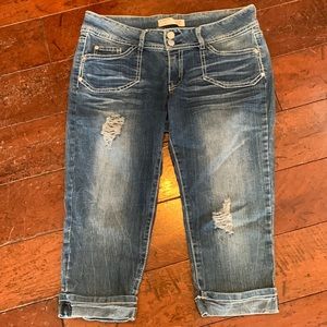 No Boundaries lowrise distressed, jean capris